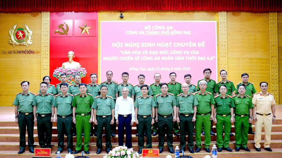 Các đại biểu chụp ảnh lưu niệm tại Hội nghị. 