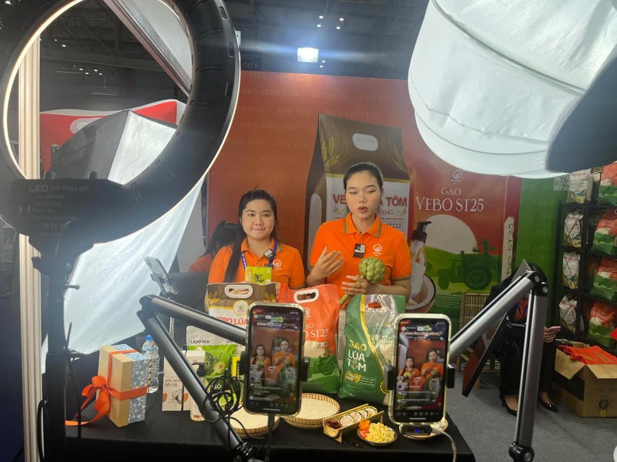 Người tiêu dùng xem livestream bán hàng qua mạng xã hội.