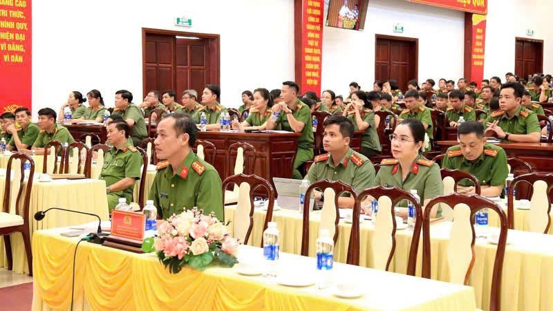 Các đại biểu tham dự.