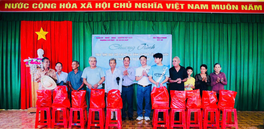 Đoàn công tác phường Dầu Giây đã trao tặng 50 phần quà cho các hộ nghèo tại thôn Đăk Á, xã Bù Gia Mập.