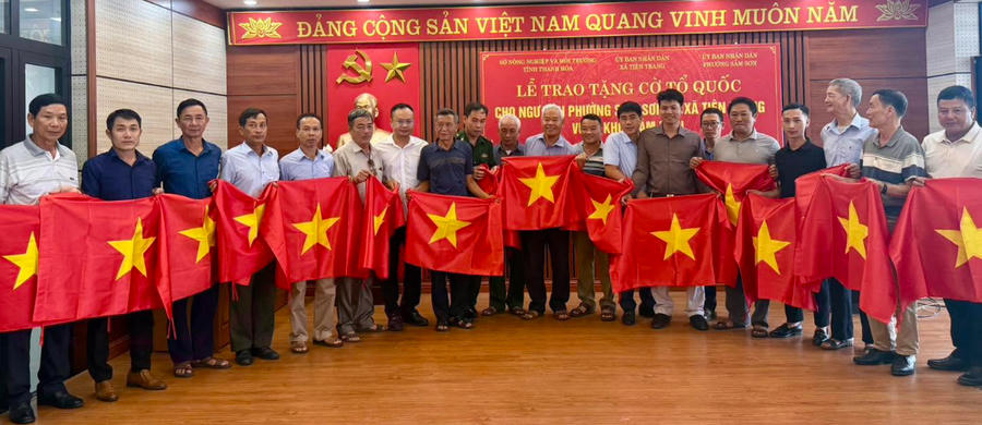 Tại chương trình diễn ra vào ngày 10/6/2026, Ban tổ chức đã trao tặng 3.000 lá cờ Tổ quốc cho ngư dân thuộc địa bàn phường Sầm Sơn và xã Tiên Trang.