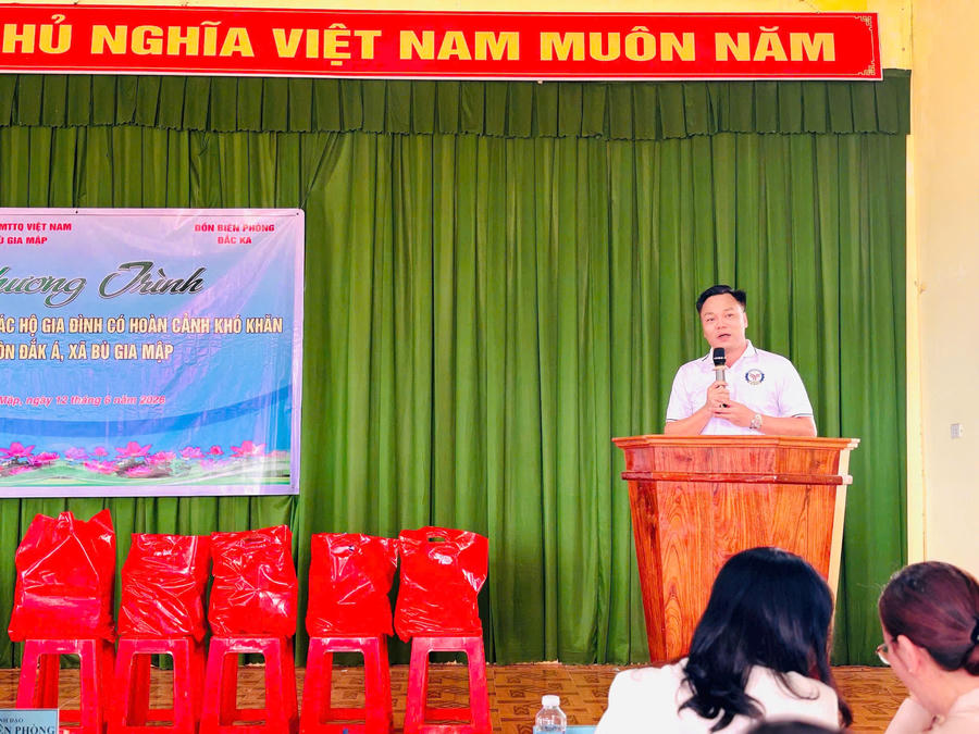 Đại diện ban tổ chức phát biểu tại chương trình.