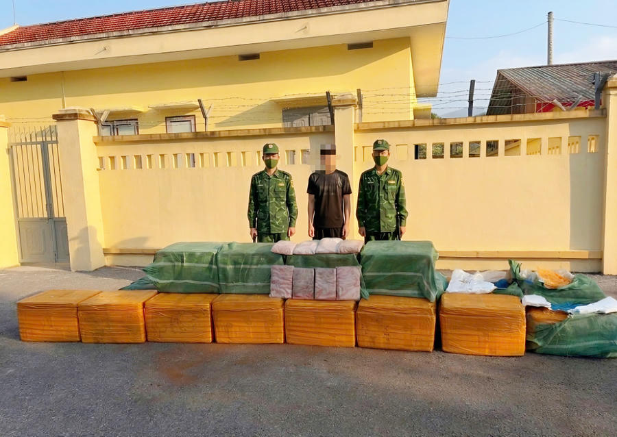 Đối tượng Nình A Cặm cùng tang vật tại Đồn Biên phòng Pò Hèn. Đối tượng Nình A Cặm cùng tang vật tại Đồn Biên phòng Pò Hèn.