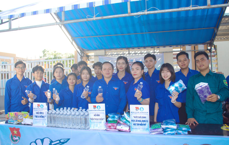 Đoàn viên, thanh niên xã Cái Nước và xã Phú Mỹ hỗ trợ, tiếp sức thí sinh trong ngày thi thứ hai Kỳ thi tốt nghiệp THPT năm 2026.