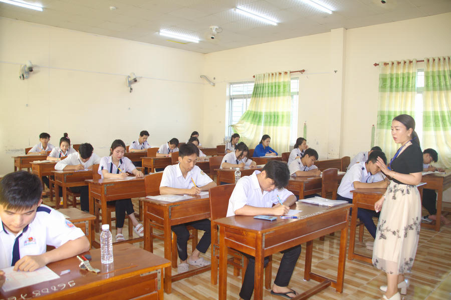 Giám thị tại điểm thi Trường THPT Cái Nước phổ biến quy chế, hướng dẫn thí sinh hoàn tất các thủ tục trước giờ làm bài.