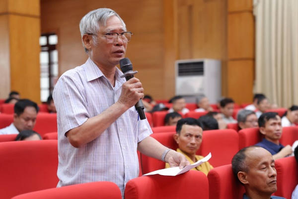 Cử tri Đặng Văn Nhàn, thôn Phương Lạn 2 (xã Lục Nam) phát biểu.