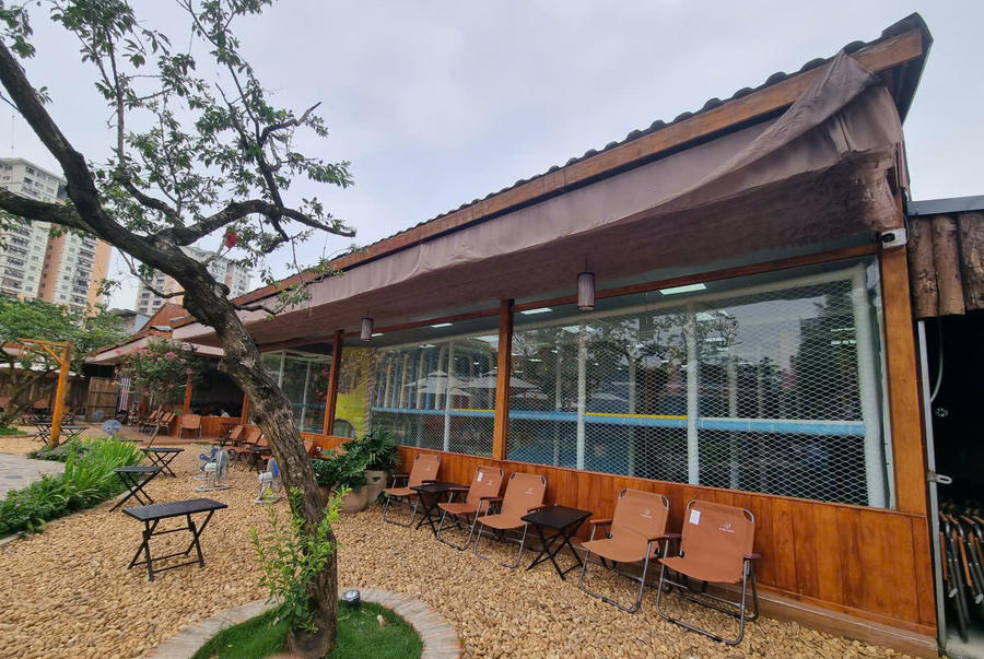 Không chỉ xây dựng quán Coffee Karasol để kinh doanh đồ uống mà bên trong chủ đầu tư còn xây dựng cả khu vui chơi nhà bóng dành riêng cho trẻ em có thu phí riêng.