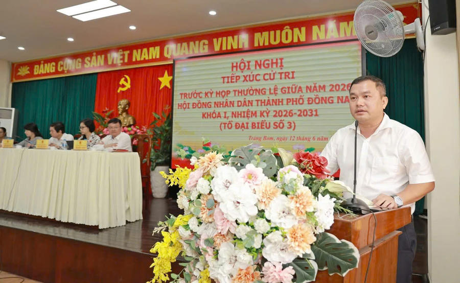 Đại biểu phát biểu ý kiến.
