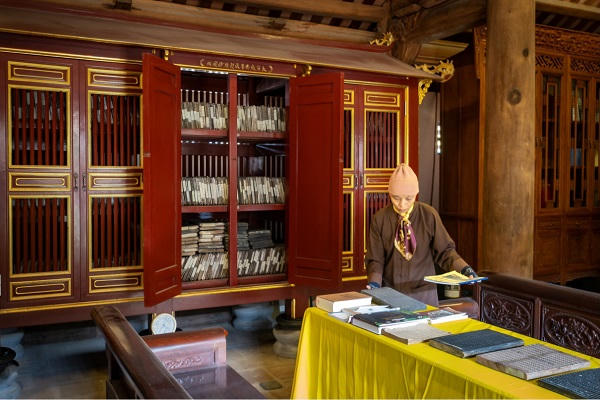 Không gian lưu giữ mộc bản - Tác phẩm (ảnh bộ) "Mộc bản chùa Vĩnh Nghiêm di sản tư liệu thế giới" của tác giả Giang Sơn Đông.