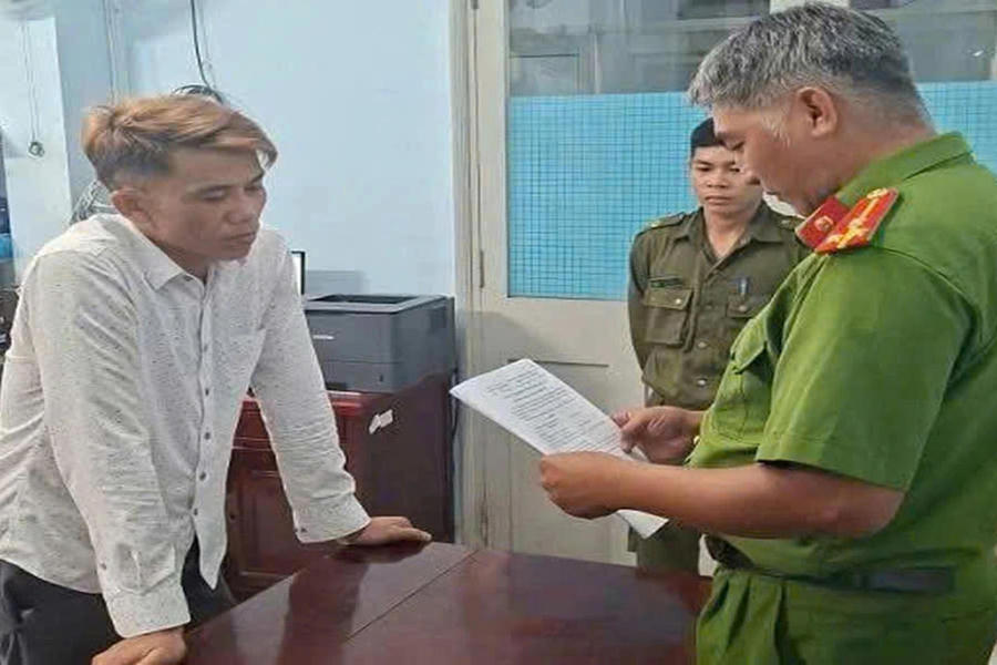 Cơ quan CSĐT tống đạt quyết định khởi tố và lệnh bắt tạm giam đối với Phan Minh Tài