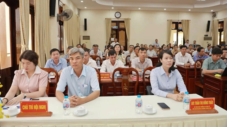 Các đại biểu tham dự hội nghị tiếp xúc cử tri.