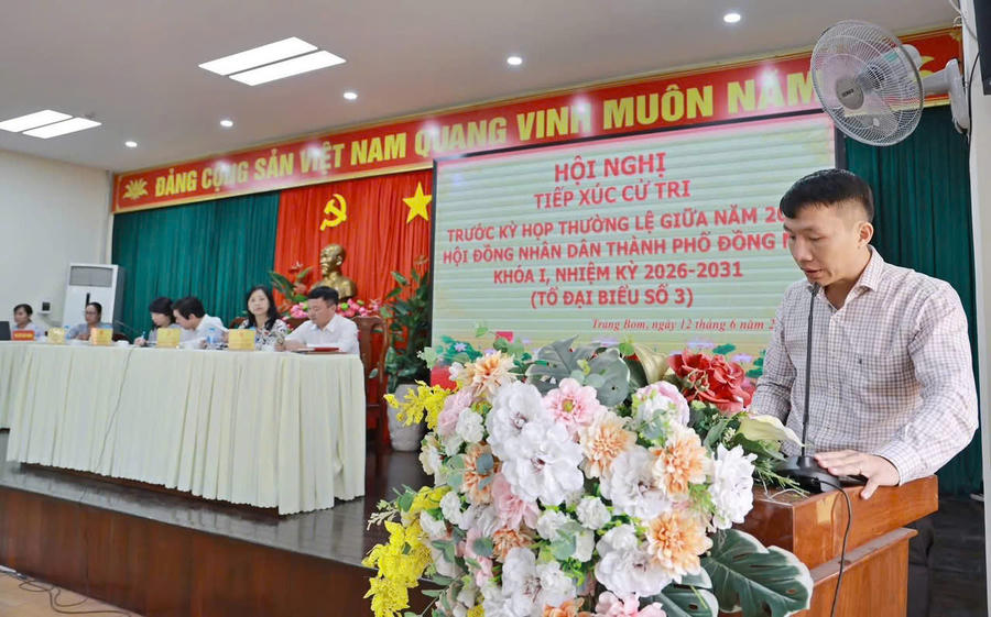 Đại biểu phát biểu ý kiến.