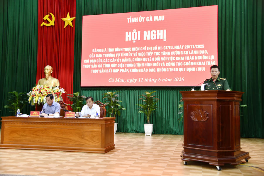 Đại tá Lê Đình Sơn - Phó Chỉ huy trưởng, Tham mưu trưởng Ban Chỉ huy BĐBP tỉnh Cà Mau (đại biểu HĐND tỉnh) phát biểu tham luận tại Hội nghị.