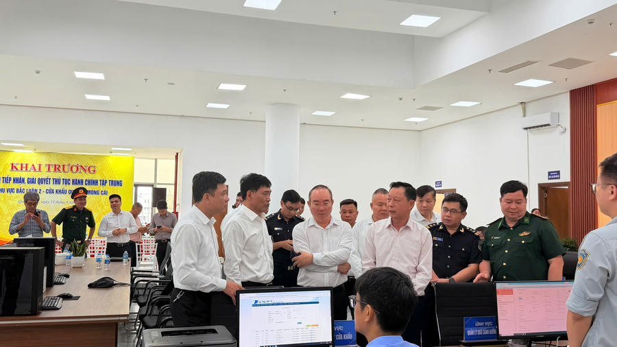 Ông Lê Văn Ánh, Phó Chủ tịch UBND tỉnh cùng các đại biểu tham quan, kiểm tra hoạt động của Bộ phận giải quyết thủ tục thông quan hàng hóa xuất nhập khẩu tập trung tại khu vực Bắc Luân 2, Cửa khẩu Quốc tế Móng Cái sau lễ khai trương.