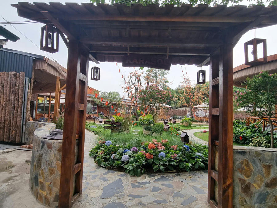 Quán Coffee Karasol được xây dựng và đầu tư quy mô lớn trên phần đất công do UBND phường Hà Đông quản lý.