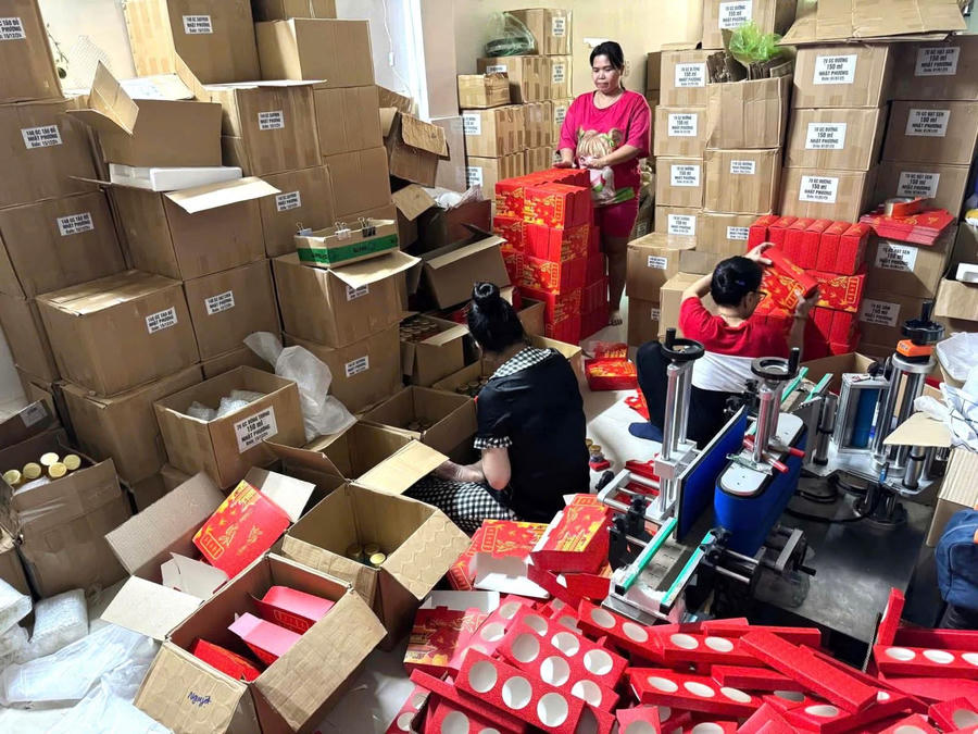 Công an đã thu giữ hơn 70.000 hũ yến chưng các loại với tổng trọng lượng hơn 15 tấn. Ảnh C.a Công an đã thu giữ hơn 70.000 hũ yến chưng các loại với tổng trọng lượng hơn 15 tấn. Ảnh C.a