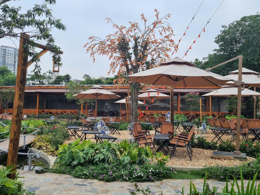 Quán Coffee Karasol được xây dựng và đầu tư quy mô lớn trên phần đất công do UBND phường Hà Đông quản lý.