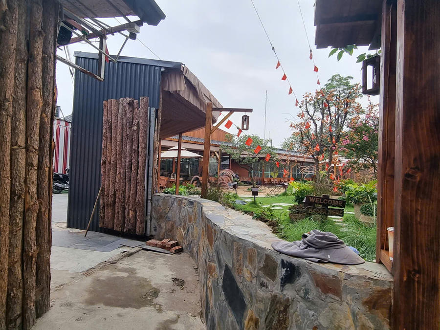 Các hạng mục được xây dựng kiên cố và được quảng cáo mở xuyên đêm.