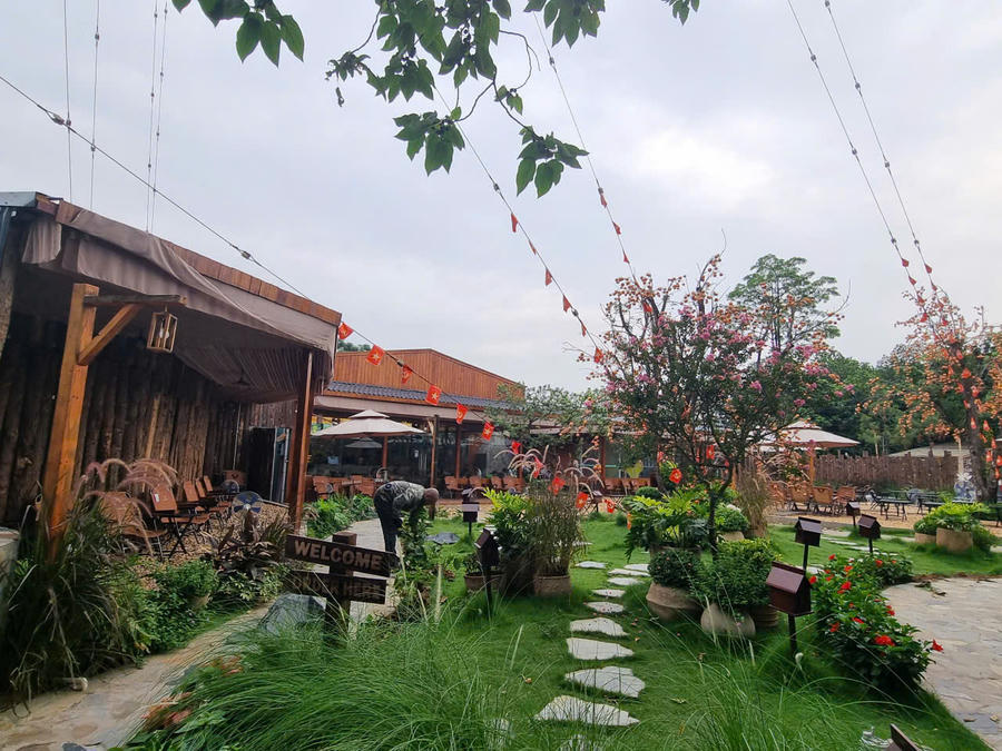 Quán Coffee Karasol được xây dựng và đầu tư quy mô lớn trên phần đất công do UBND phường Hà Đông quản lý.