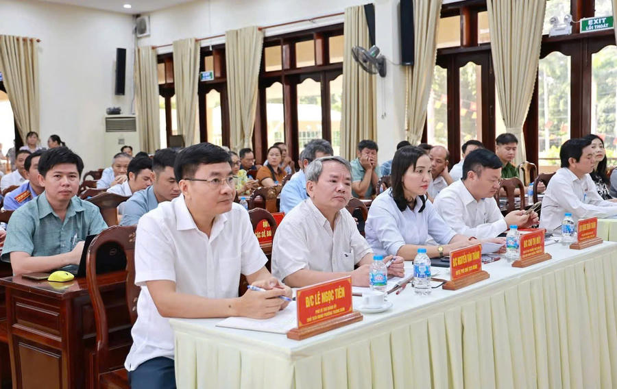 Các đại biểu tham dự hội nghị tiếp xúc cử tri.