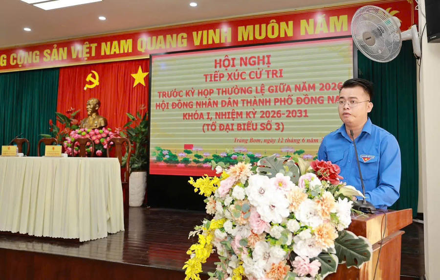 Đại biểu phát biểu ý kiến.
