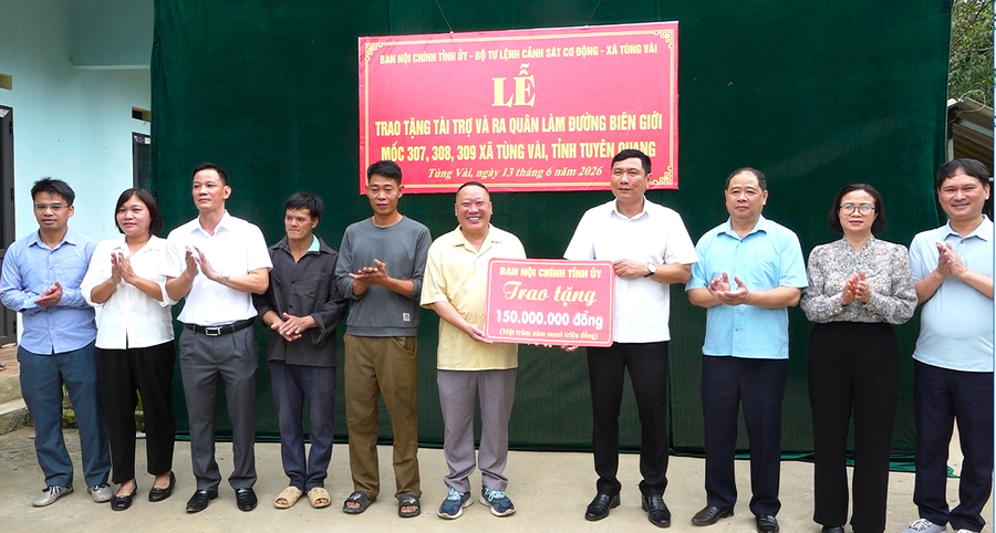 Ông Phùng Tiến Quân, Trưởng Ban Nội chính Tỉnh ủy Tuyên Quang trao kinh phí hỗ trợ làm đường tuần tra biên giới tại xã Tùng Vài. (Ảnh: Hoàng Chính).