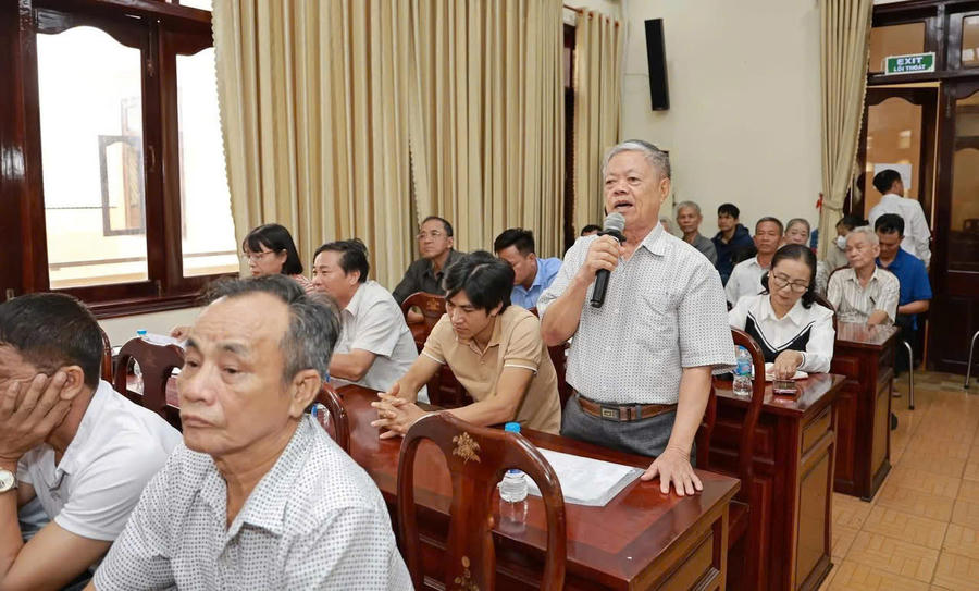 Cử tri phát biểu ý kiến.