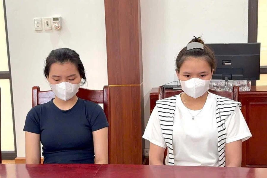 Hai cô gái vi phạm giao thông tại cơ quan công an (Ảnh: Công an Văn Bàn).