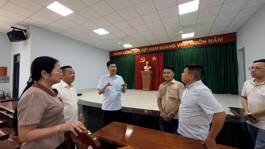 Ông&nbsp;Hồng Tiến – Thành ủy viên, Bí thư Đảng ủy, Chủ tịch HĐND phường Biên Hoà trao đổi công việc với cán bộ phường.