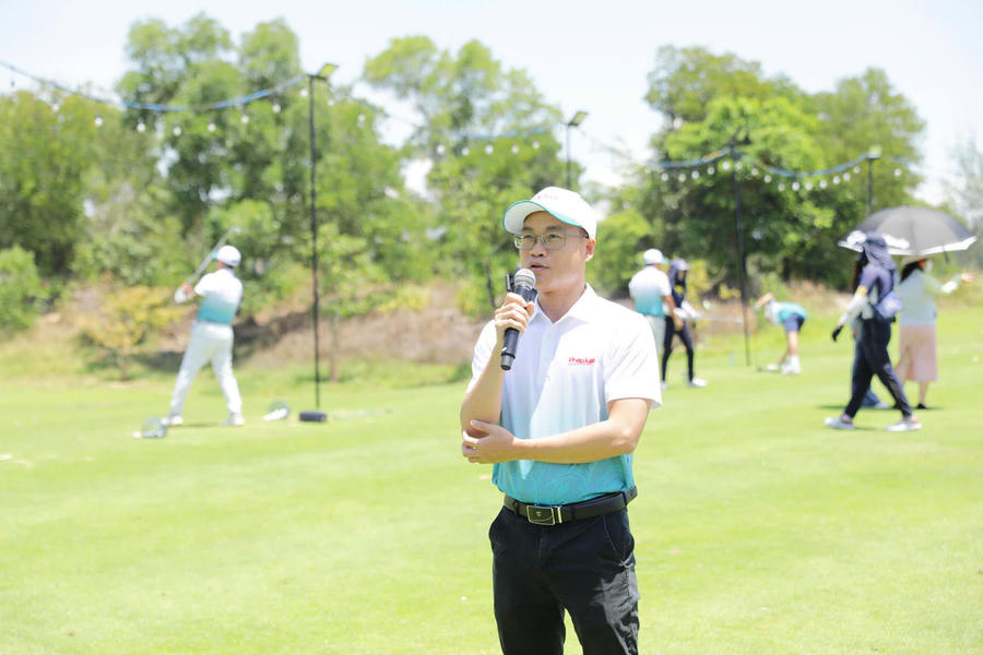 Trưởng Ban Tổ chức Trần Ngọc Hà phát biểu khai mạc và chúc các golfer có một ngày tranh tài thành công.