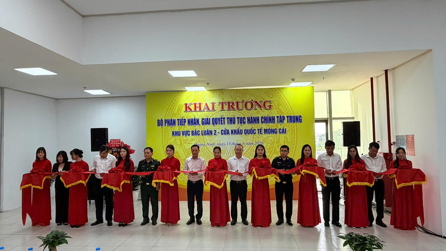 Các đại biểu cắt băng khánh thành. Các đại biểu cắt băng khánh thành.