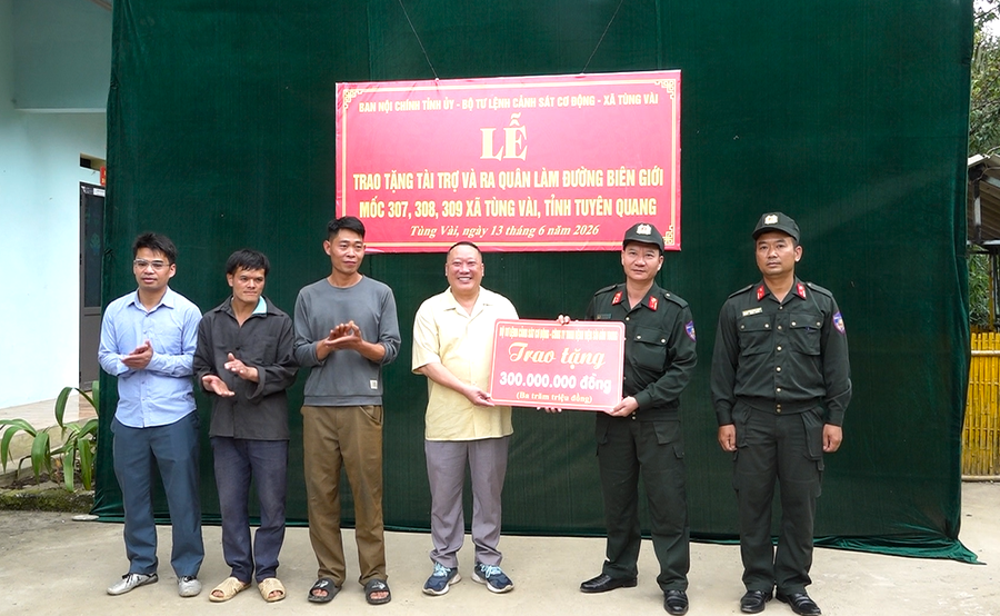 Bộ Tư lệnh Cảnh sát cơ động trao kinh phí hỗ trợ người dân làm đường tuần tra biên giới tại xã Tùng Vài. (Ảnh: Hoàng Chính).