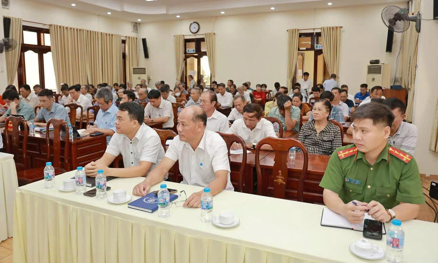 Các đại biểu tham dự hội nghị tiếp xúc cử tri.
