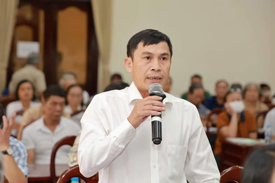 Cử tri phát biểu ý kiến.