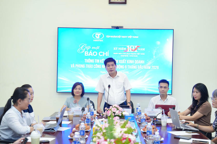 Ông Cao Hữu Hiếu, Tổng Giám đốc Tổng giám đốc Tập đoàn Dệt may Việt Nam (Vinatex) chia sẻ thông tin tại buổi họp báo. (Ảnh: PV)