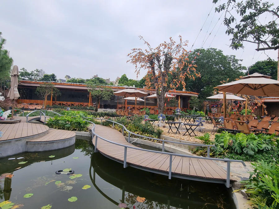 Quán Coffee Karasol được xây dựng trên đất công và hoạt động xuyên đêm gây bức xúc cho người dân địa phương.