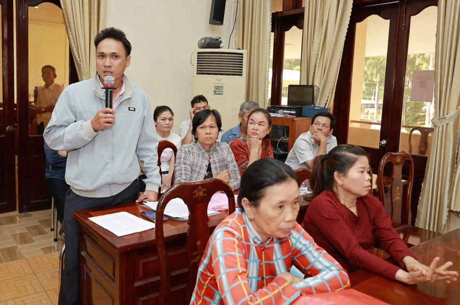 Cử tri phát biểu ý kiến.