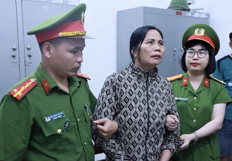 Nguyễn Thị Lan (ở giữa) tại cơ quan công an. (Ảnh: Công an tỉnh Tuyên Quang).