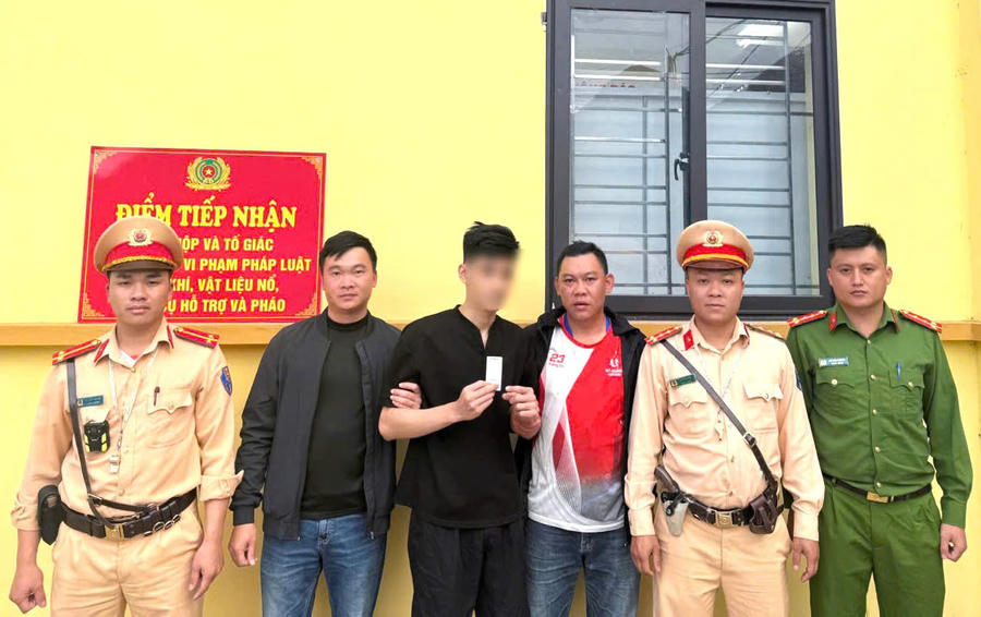 Đối tượng T.T.K (giữa) được lực lượng Cảnh sát giao thông tỉnh Tuyên Quang bàn giao cho Công an xã Lũng Phìn sau khi phát hiện dương tính với chất ma túy.