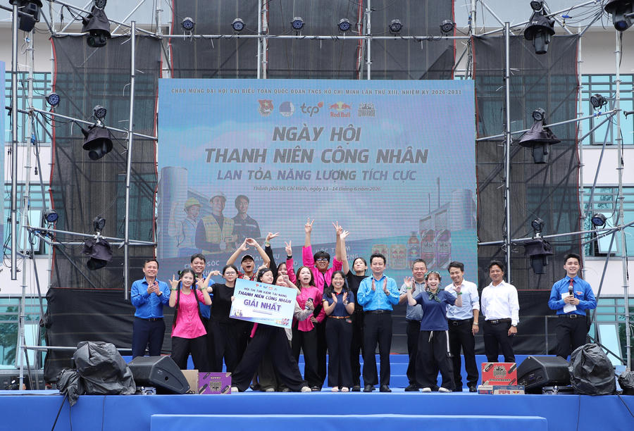 Giây phút bùng nổ cảm xúc trao giải các cuộc thi.