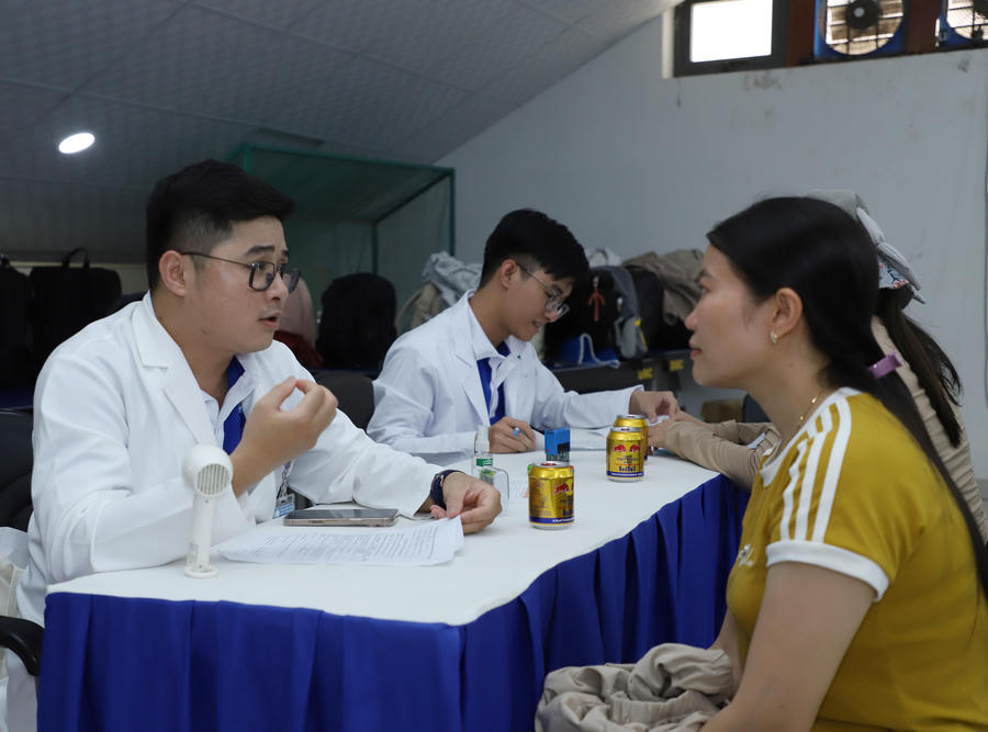 Tại Ngày hội, công nhân được tư vấn sức khỏe,. khám bệnh miễn phí.