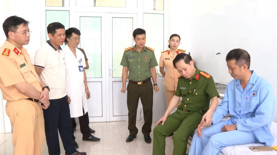 Đại tá Trịnh Văn Giang, Phó Giám đốc Công an tỉnh thăm, động viên Thiếu tá Nguyễn Xuân Sơn