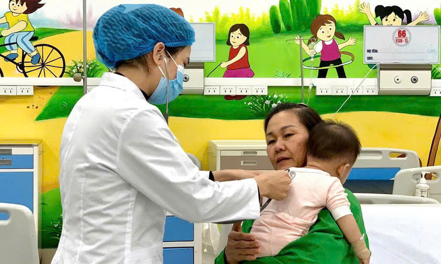 Theo hướng dẫn mới nhất của Bộ Y tế, trẻ em Việt Nam dưới 6 tuổi trên toàn quốc phải được khám sức khỏe định kỳ với tần suất ít nhất 1 lần/năm. (Ảnh minh họa)