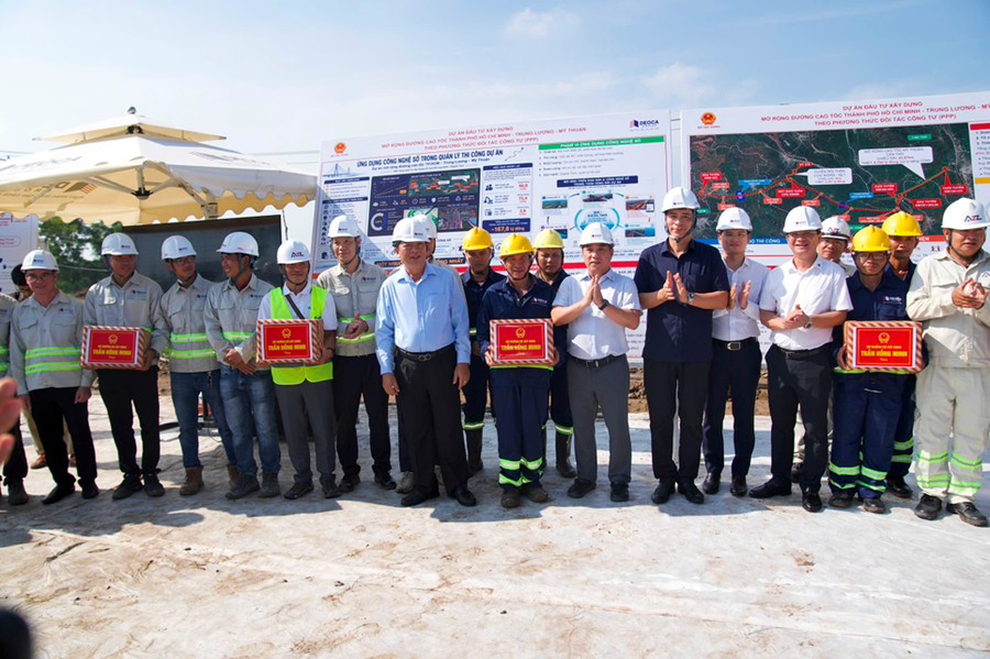 Bộ trưởng Trần Hồng Minh tặng quà động viện người lao động thi công trên công trường