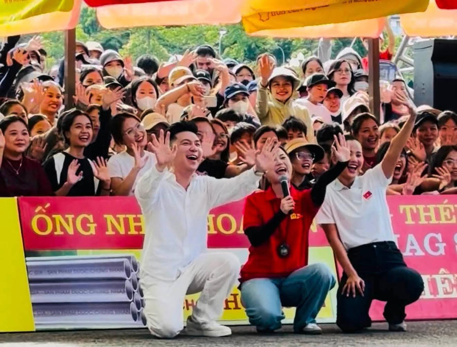 Cầu thủ Quế Ngọc Hải cùng các bà con xứ Nghệ thông qua chương trình chung tay ủng hộ các hoàn cảnh khó khăn. Ảnh MXH Cầu thủ Quế Ngọc Hải cùng các bà con xứ Nghệ thông qua chương trình chung tay ủng hộ các hoàn cảnh khó khăn. Ảnh MXH
