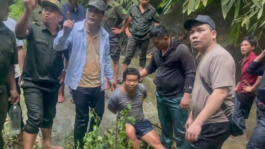 Nghi phạm sát hại bé trai 12 tuổi bị bắt khi đang lẩn trốn trong rừng sâu. (Ảnh: Công an Lào Cai).