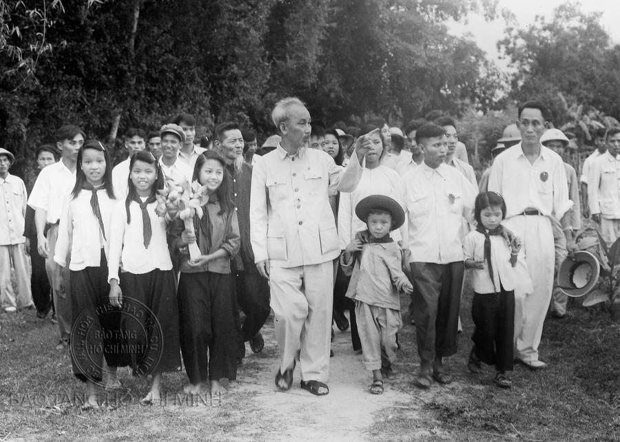Nhân dân Nghệ An vui mừng đón Bác Hồ về thăm quê hương lần thứ nhất, ngày 14/6/1957 - ảnh Tư liệu.
