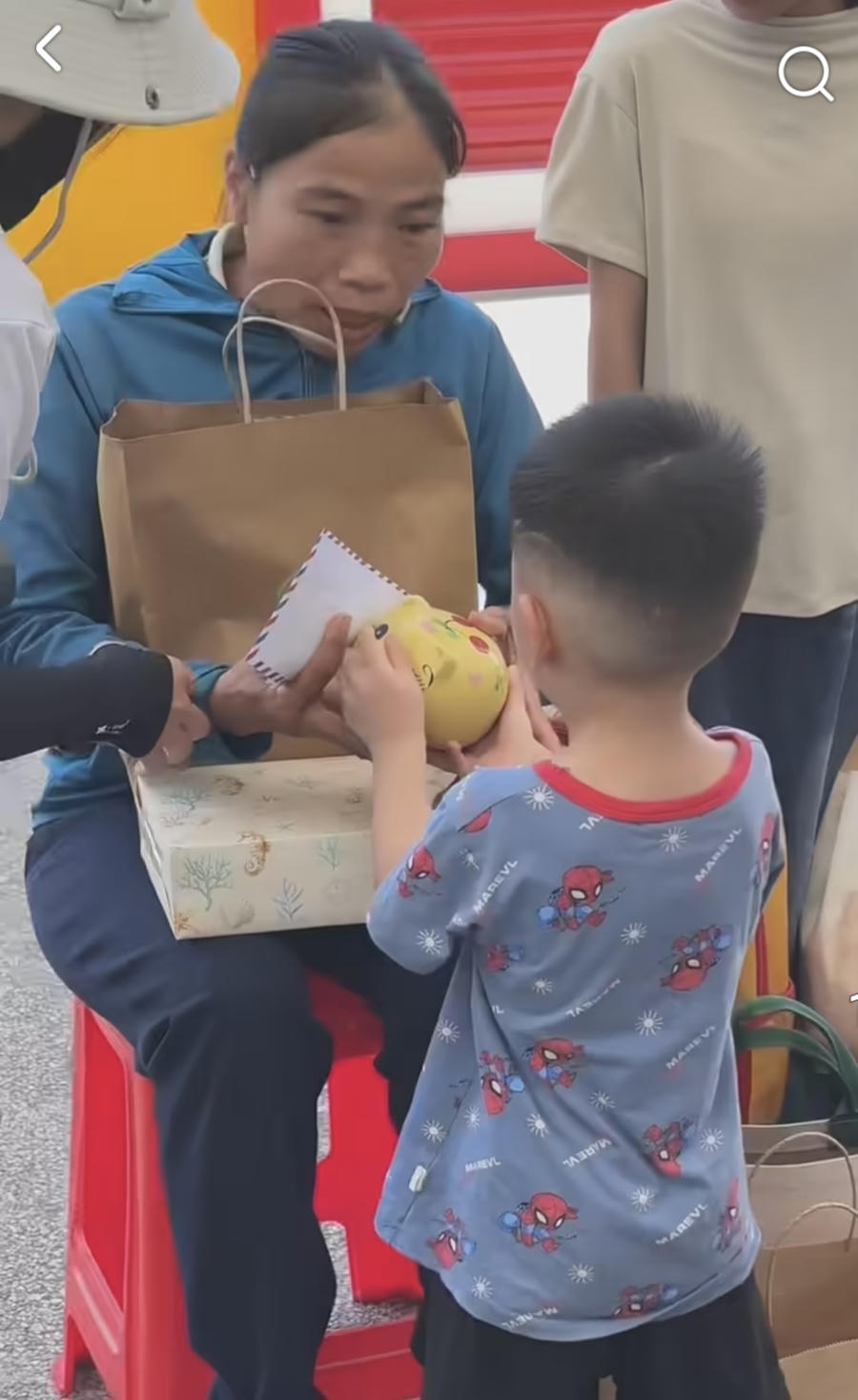 Em bé ở Nghệ An đem heo đất tiết kiệm của mình lên ủng hộ hoàn cảnh khó khăn. Ảnh chụp màn hình