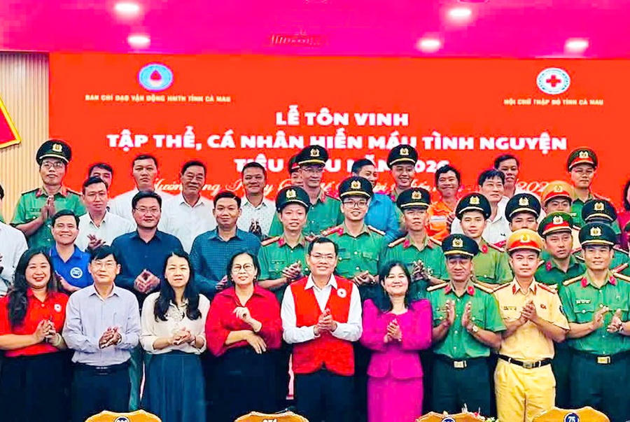 Ông Ngô Vũ Thăng chụp ảnh lưu niệm cùng các cá nhân, tập thể được vinh danh tại Lễ tôn vinh người hiến máu tình nguyện tiêu biểu năm 2026.