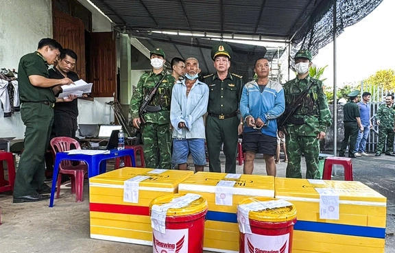 Ông Nguyễn Hữu Nhân và ông Nguyễn Lệnh bị bắt giữ cùng tang vật. Ảnh Thanh niên Ông Nguyễn Hữu Nhân và ông Nguyễn Lệnh bị bắt giữ cùng tang vật. Ảnh Thanh niên